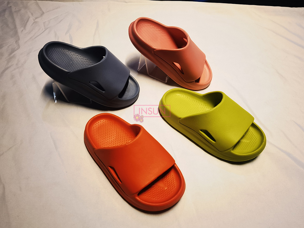 CHILD CLOGS