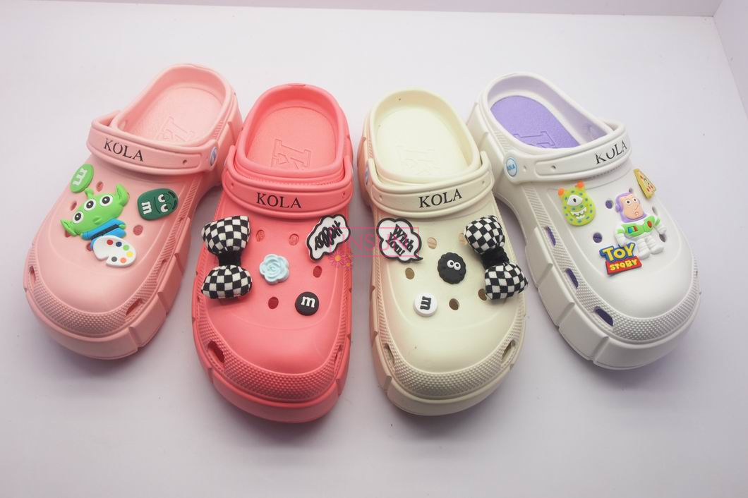 WOMEN CLOGS