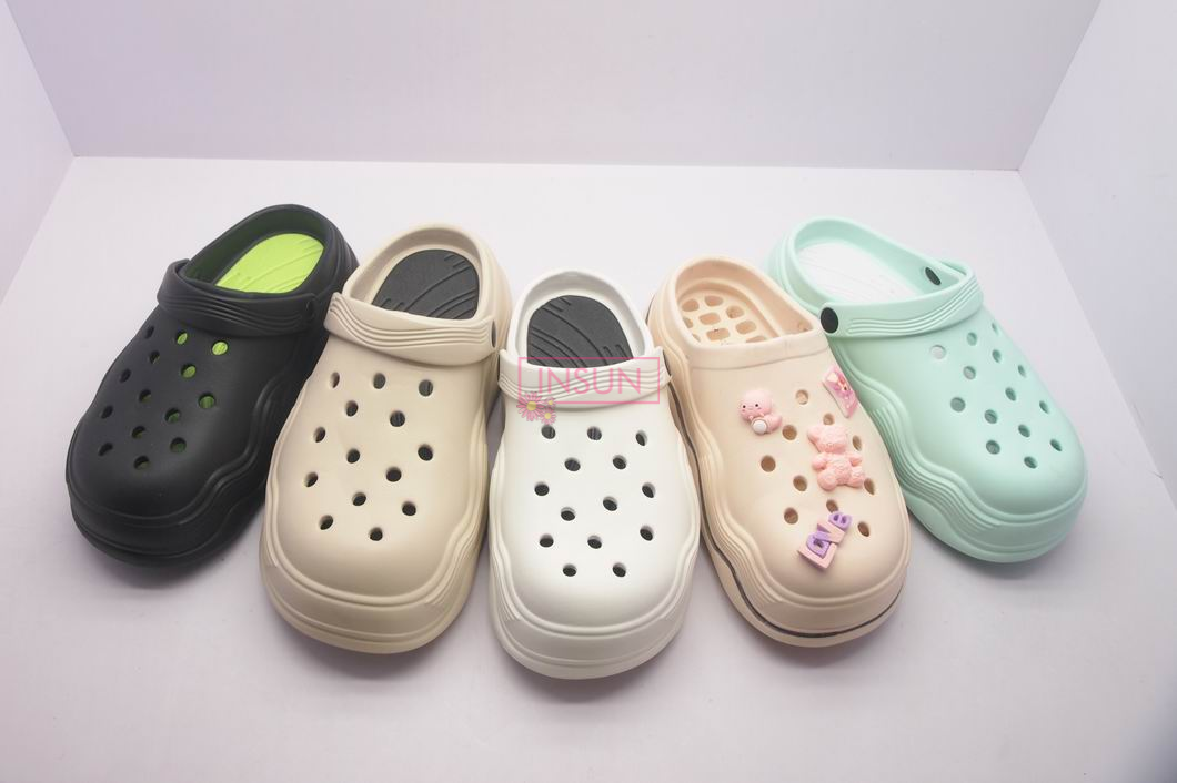 WOMEN CLOGS